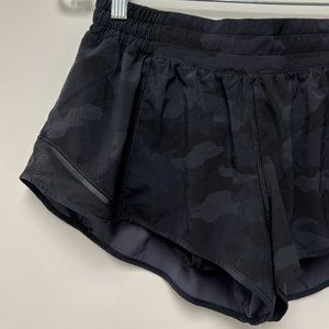 Lululemon Athletica Hotty Hot Low Rise 2.5" Short in Black/Camo - Size 10